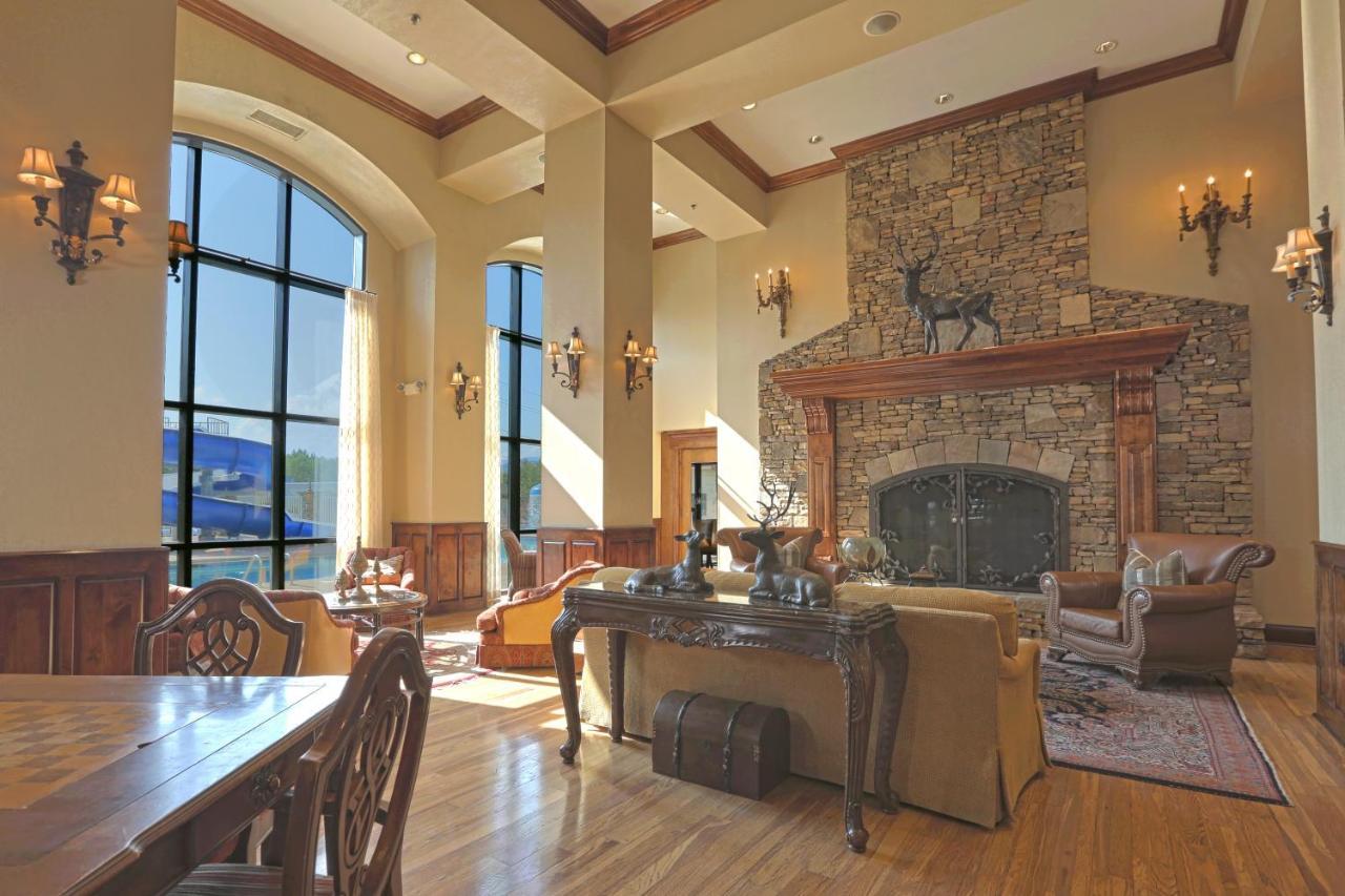 Deluxe Queen Mountain Water Park View Inn