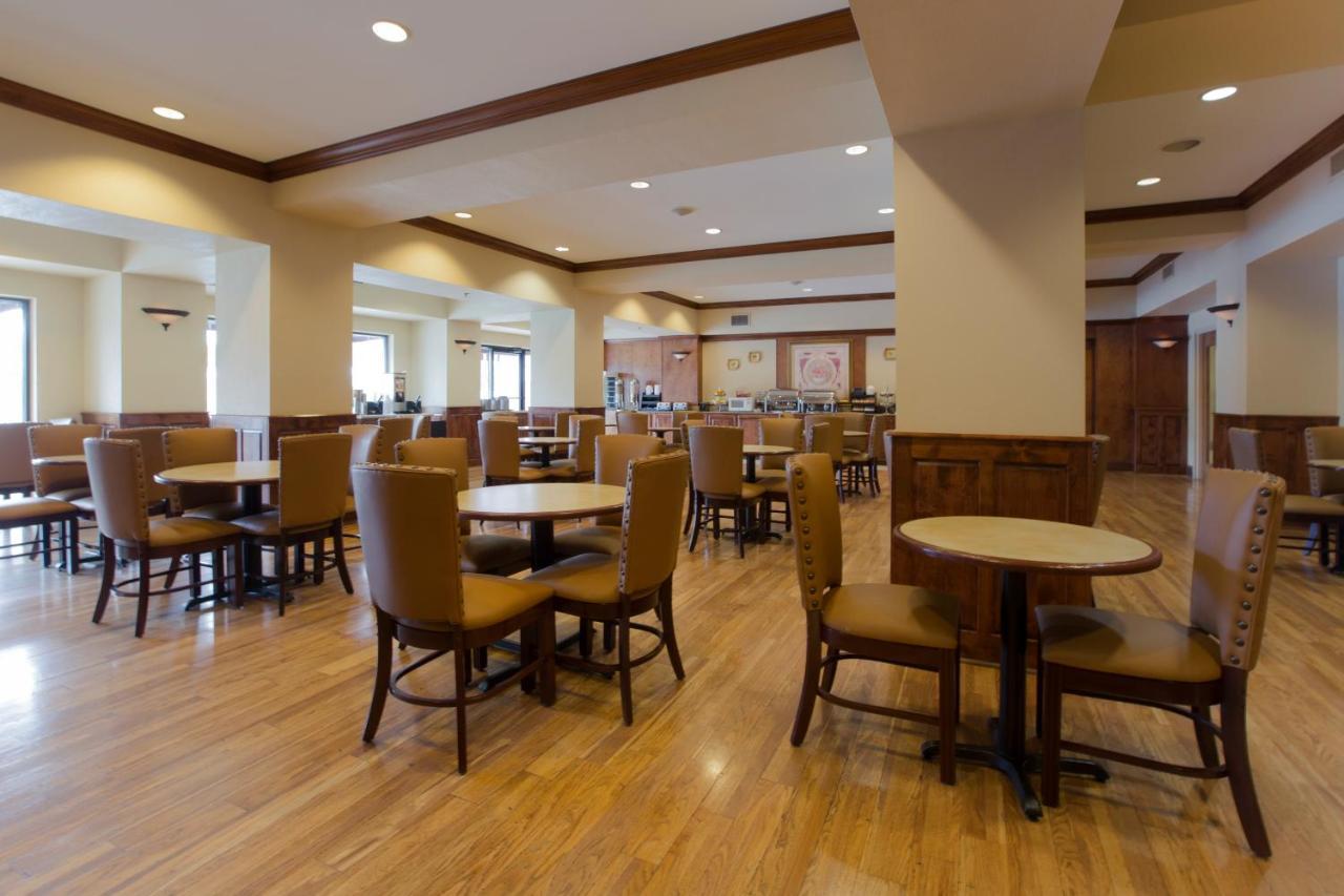 Deluxe Queen Mountain Water Park View Inn