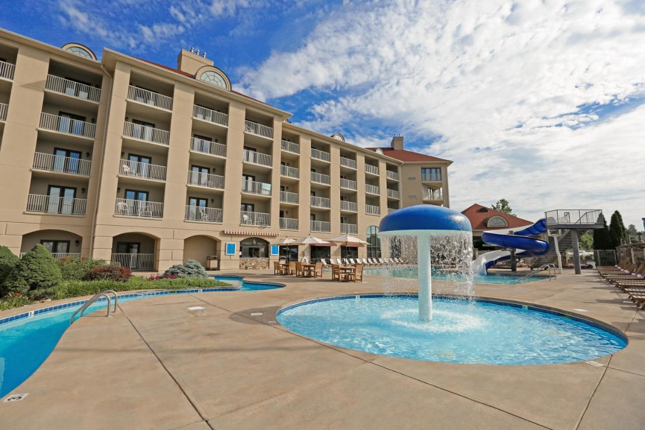 Deluxe Queen Mountain Water Park View Inn